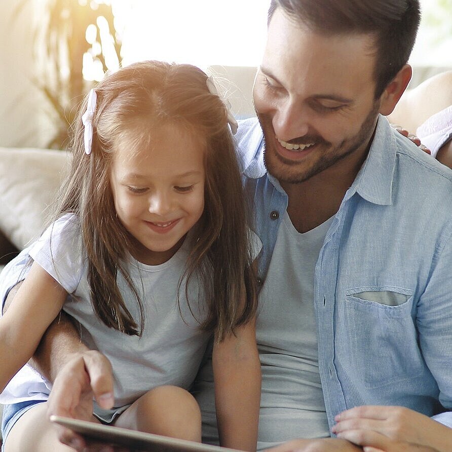 Familie mit Tablet