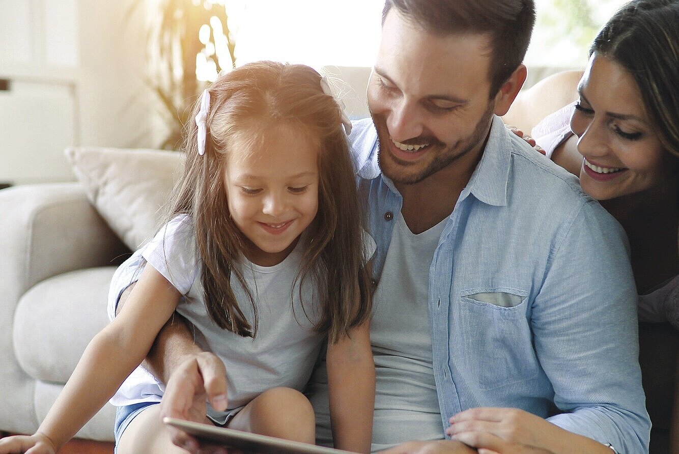 Familie mit Tablet