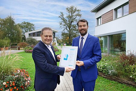 Christian Lir übergibt CrefoZert an Stephan Jager, Geschäftsführer von WeberHaus