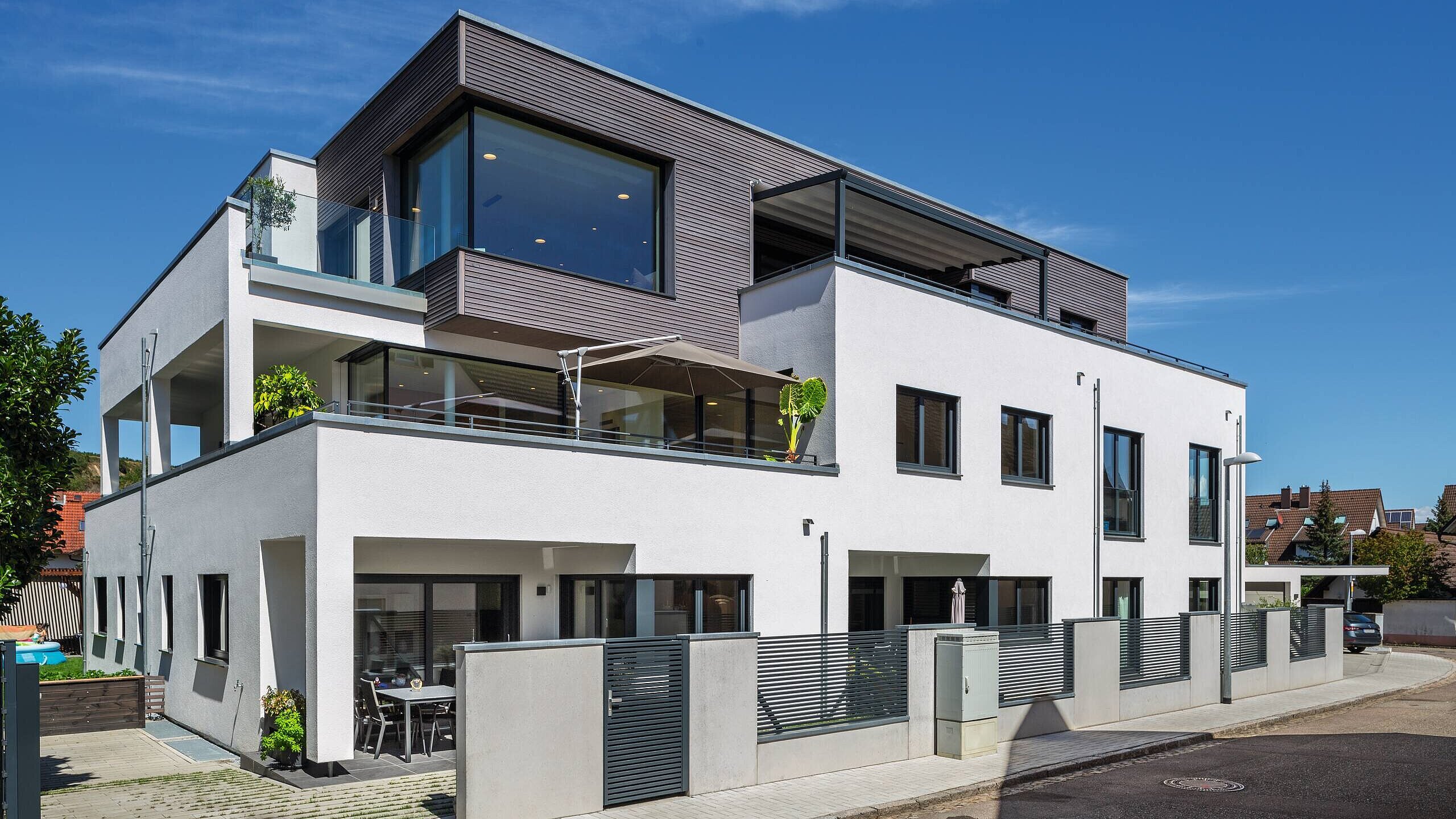 Mehrgenerationenhaus mit Flachdach und partieller Holzverschalung Mehrgenerationenhaus
