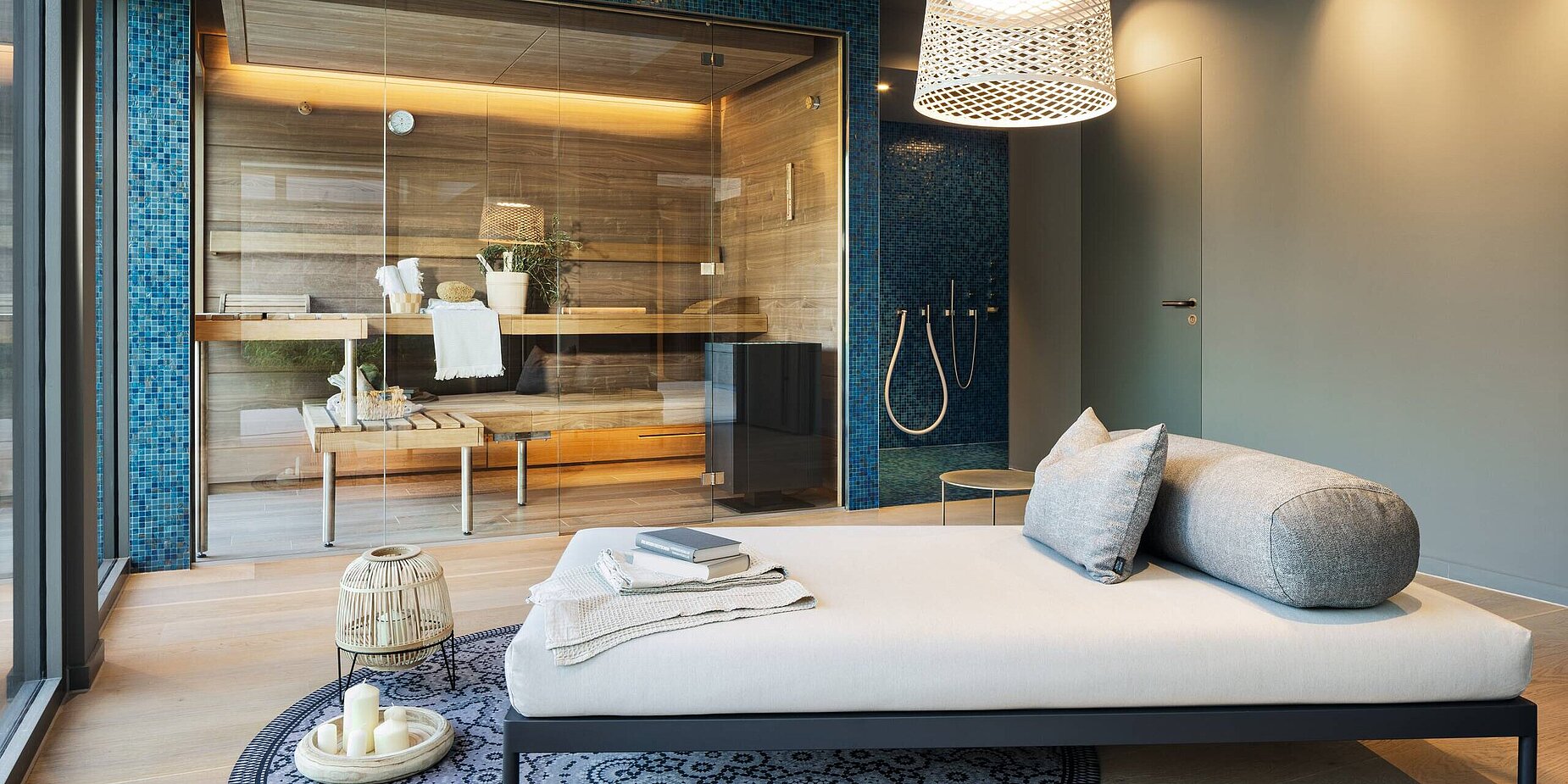 luxuriöser Wellnessbereich mit Sauna