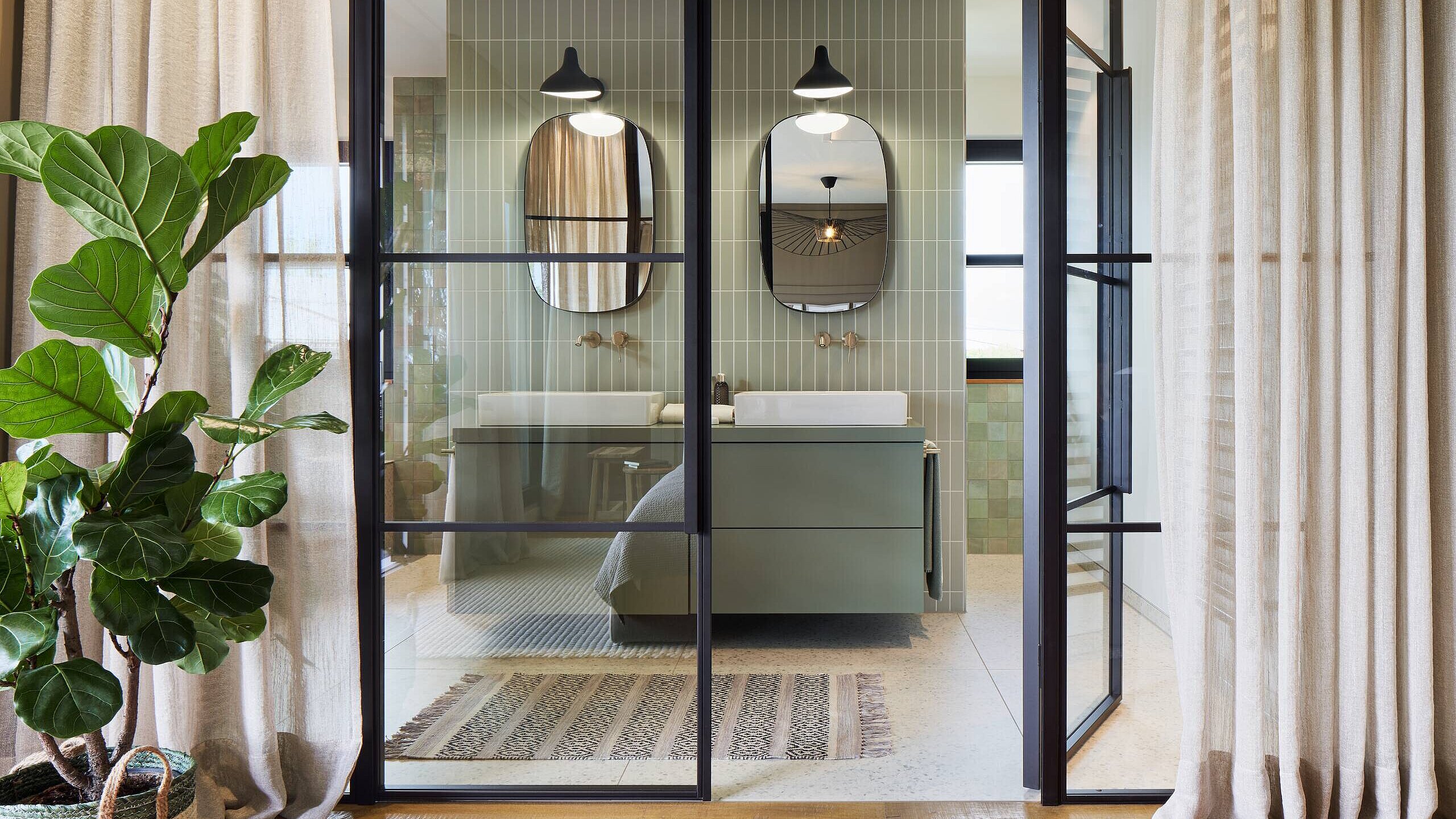 Moderne Lofttüren im Badezimmer Modernes Bad mit Industrie-Glastür