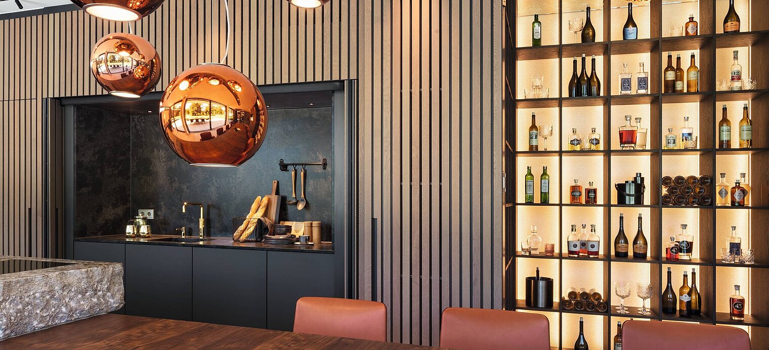 moderne Küche mit integrierter Bar