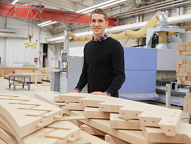 Nils Petersen besucht die Produktion bei WeberHaus