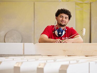 Auszubildender zur Maler-Ausbildung bei WeberHaus