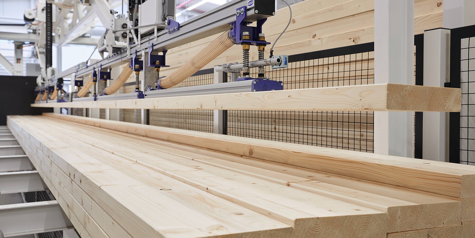 Automatisierter Holzzuschnitt in der Produktion bei WeberHaus