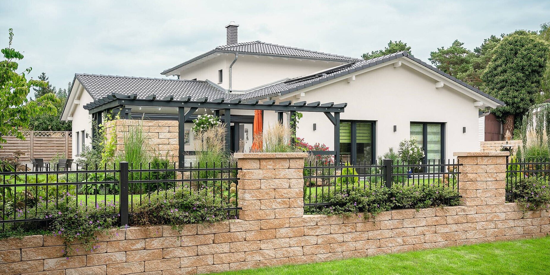 Bungalow von der Gartenansicht
