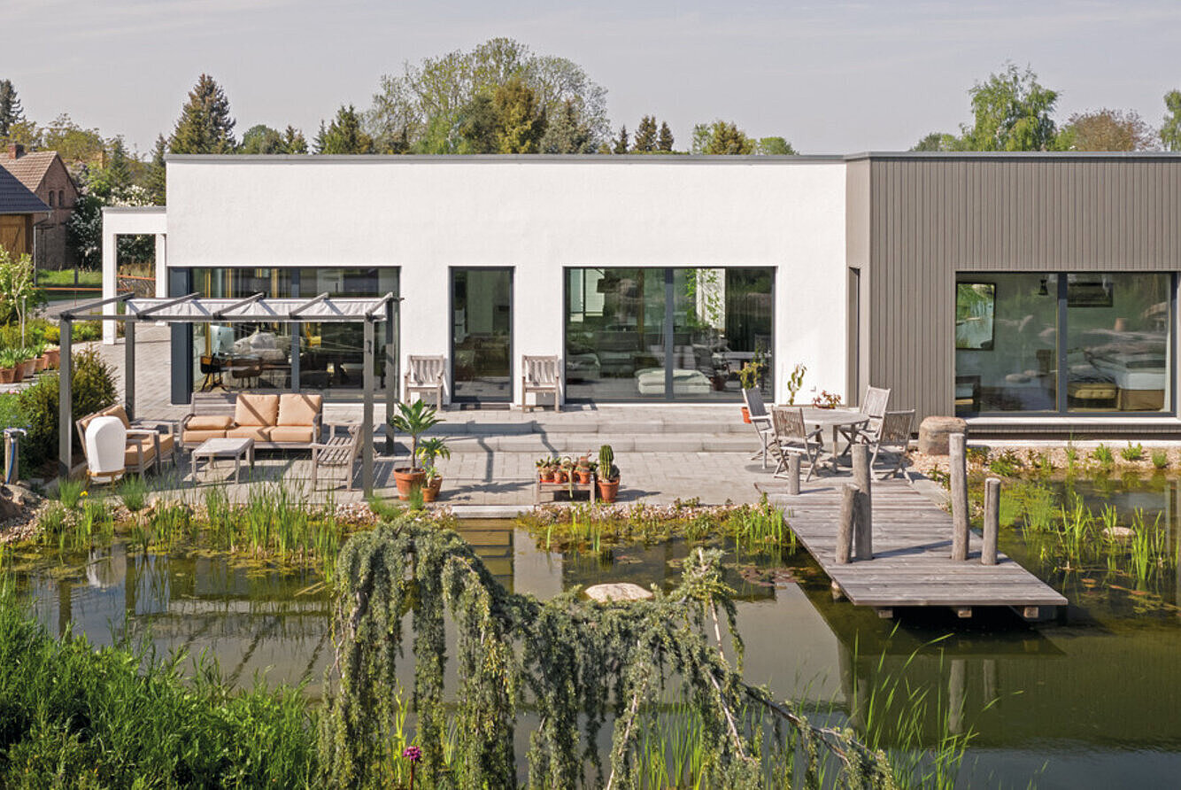 moderner Bungalow mit Gartenteich