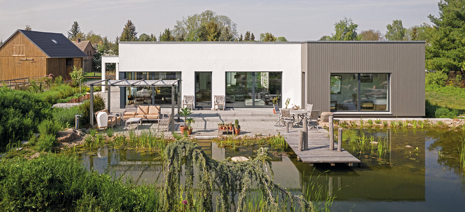 moderner Bungalow mit Gartenteich