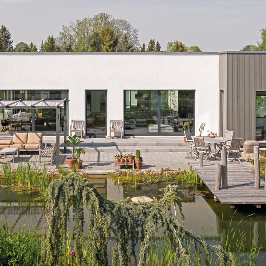 moderner Bungalow mit Gartenteich