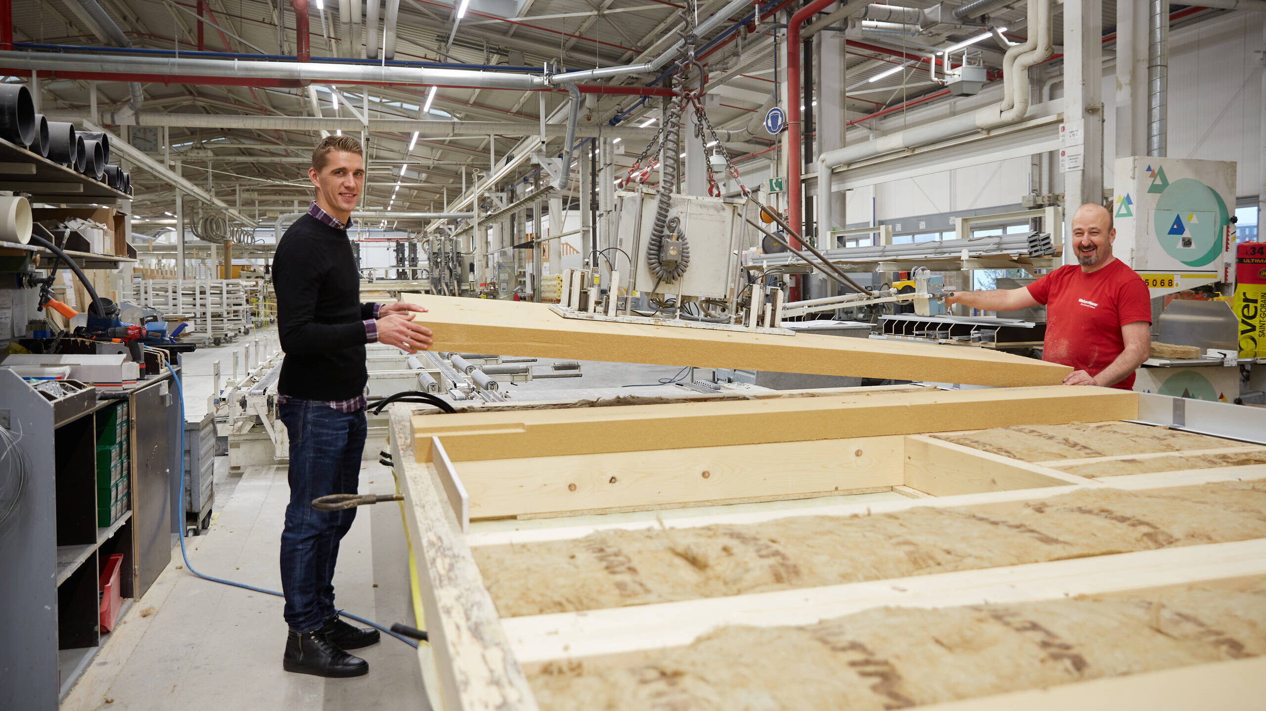 Nils Petersen besucht die Produktion bei WeberHaus