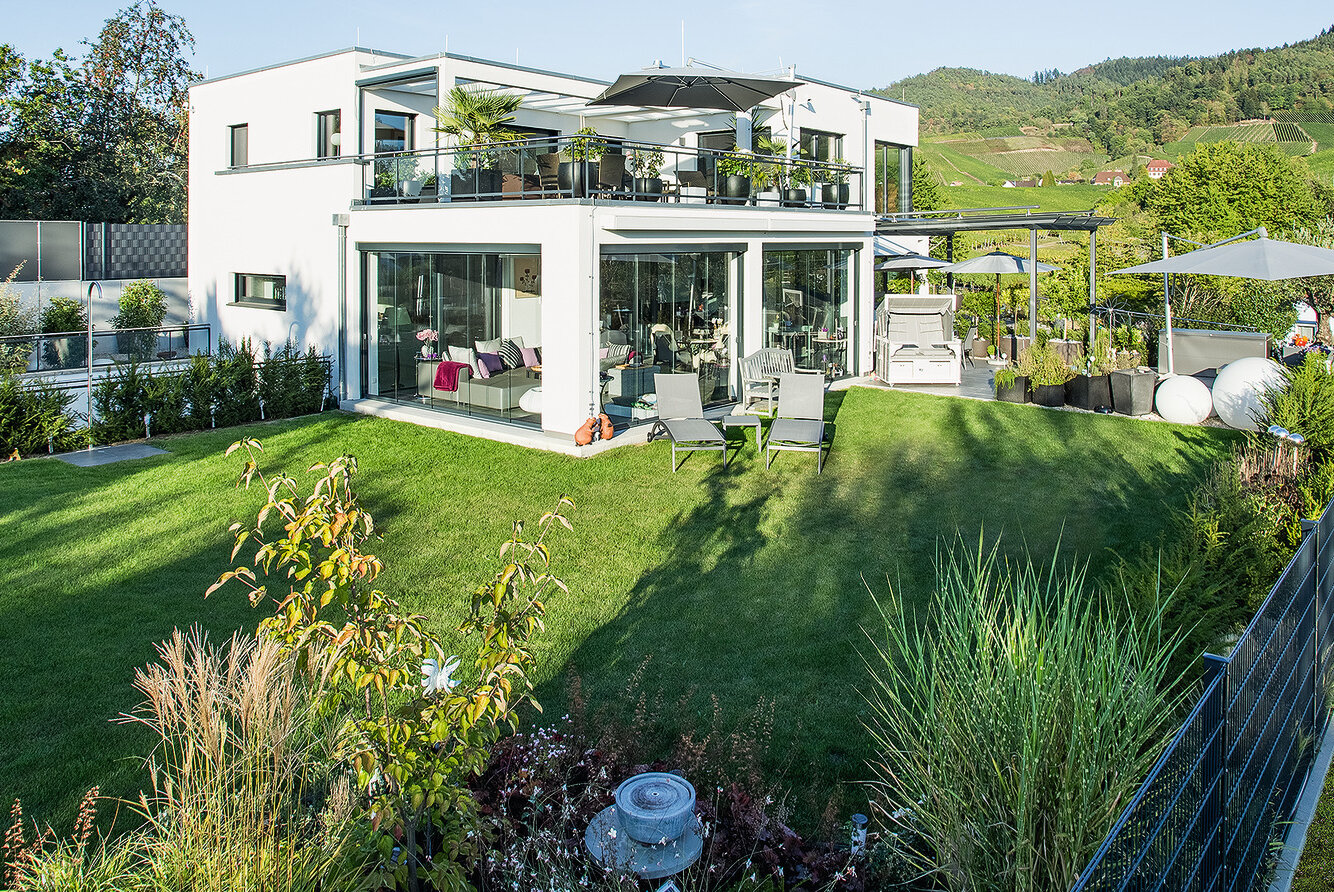 Fertighaus in Bauhausstil mit Balkon, Terrasse und Garten