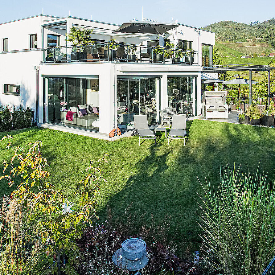 Fertighaus in Bauhausstil mit Balkon, Terrasse und Garten