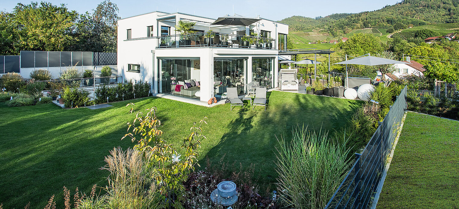 Fertighaus in Bauhausstil mit Balkon, Terrasse und Garten