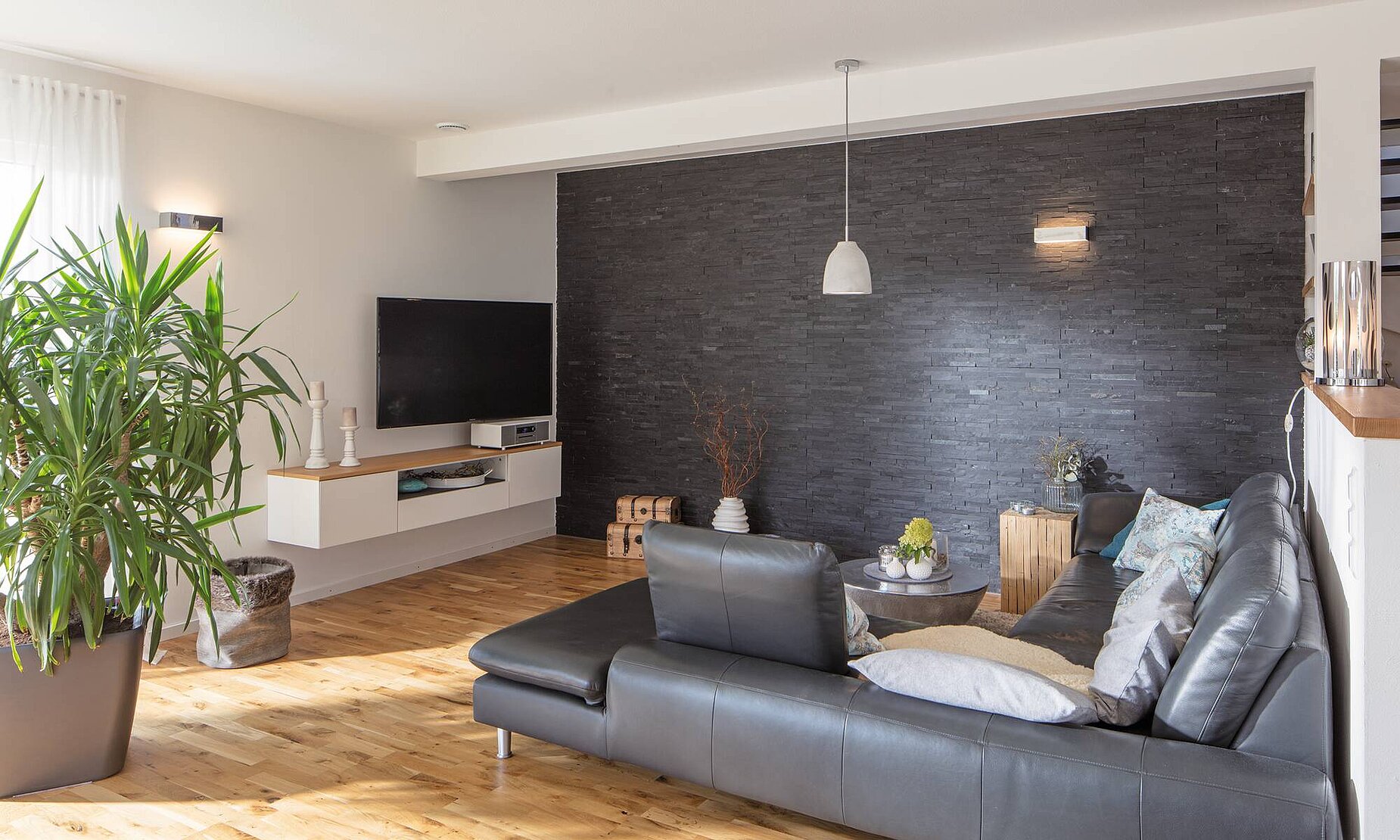 Wohnzimmer Wand mit Steinfliesen