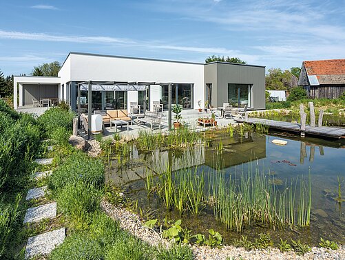 moderner Bungalow mit Gartenteich