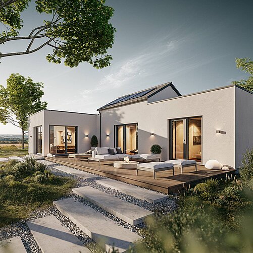 Ein modernes, helles Haus mit großen Fenstern und einer Holzterrasse. Die Umgebung ist grün mit einem gepflegten Garten, auf dem Steinstufen zu sehen sind. Im Hintergrund leuchtet die Sonne über sanften Hügeln.