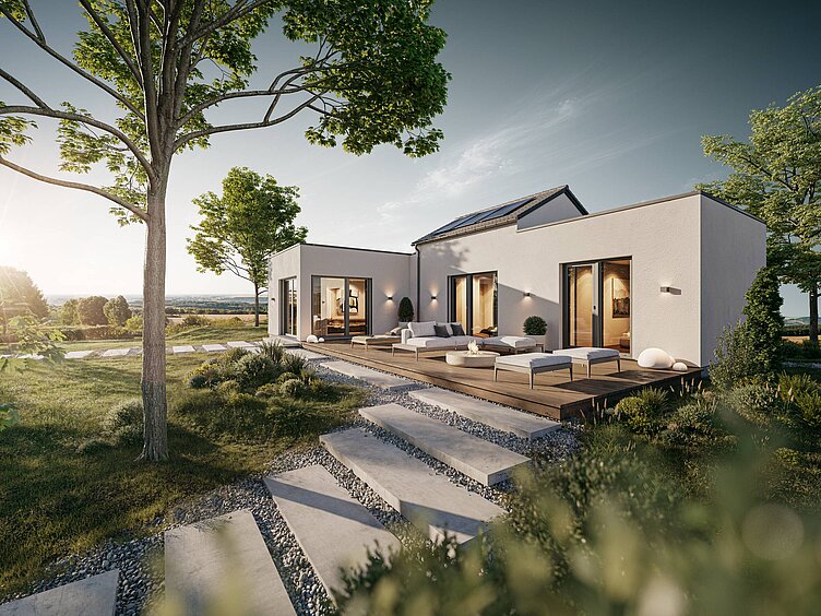 Ein modernes, helles Haus mit großen Fenstern und einer Holzterrasse. Die Umgebung ist grün mit einem gepflegten Garten, auf dem Steinstufen zu sehen sind. Im Hintergrund leuchtet die Sonne über sanften Hügeln.