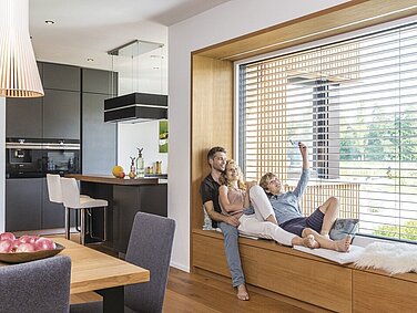 Wohnbereich mit großem Fenster