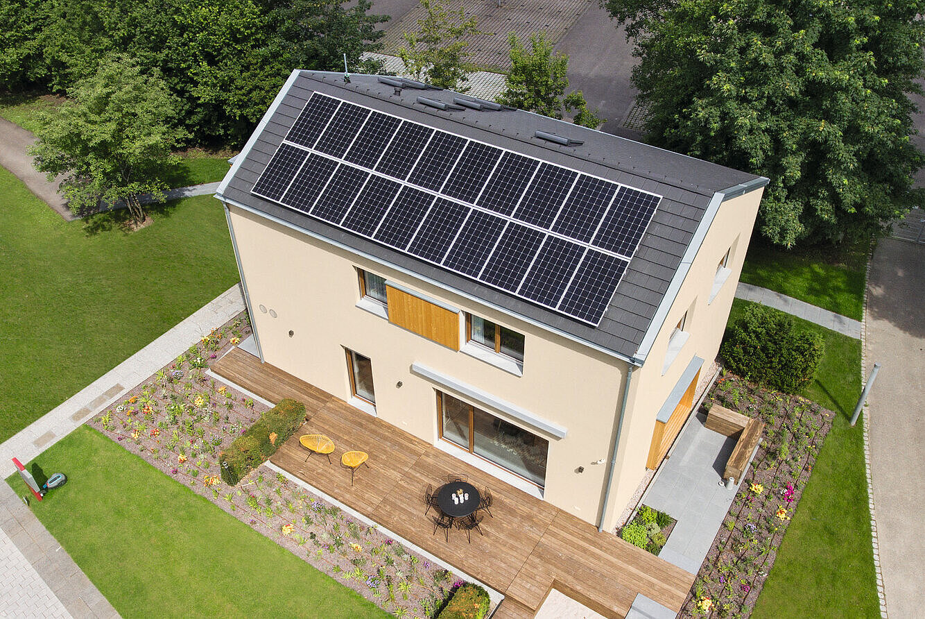 Haus sunshine mit Photovoltaik-Anlage Luftaufnahme im Erlenpark