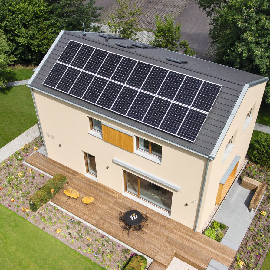 Haus sunshine mit Photovoltaik-Anlage Luftaufnahme im Erlenpark