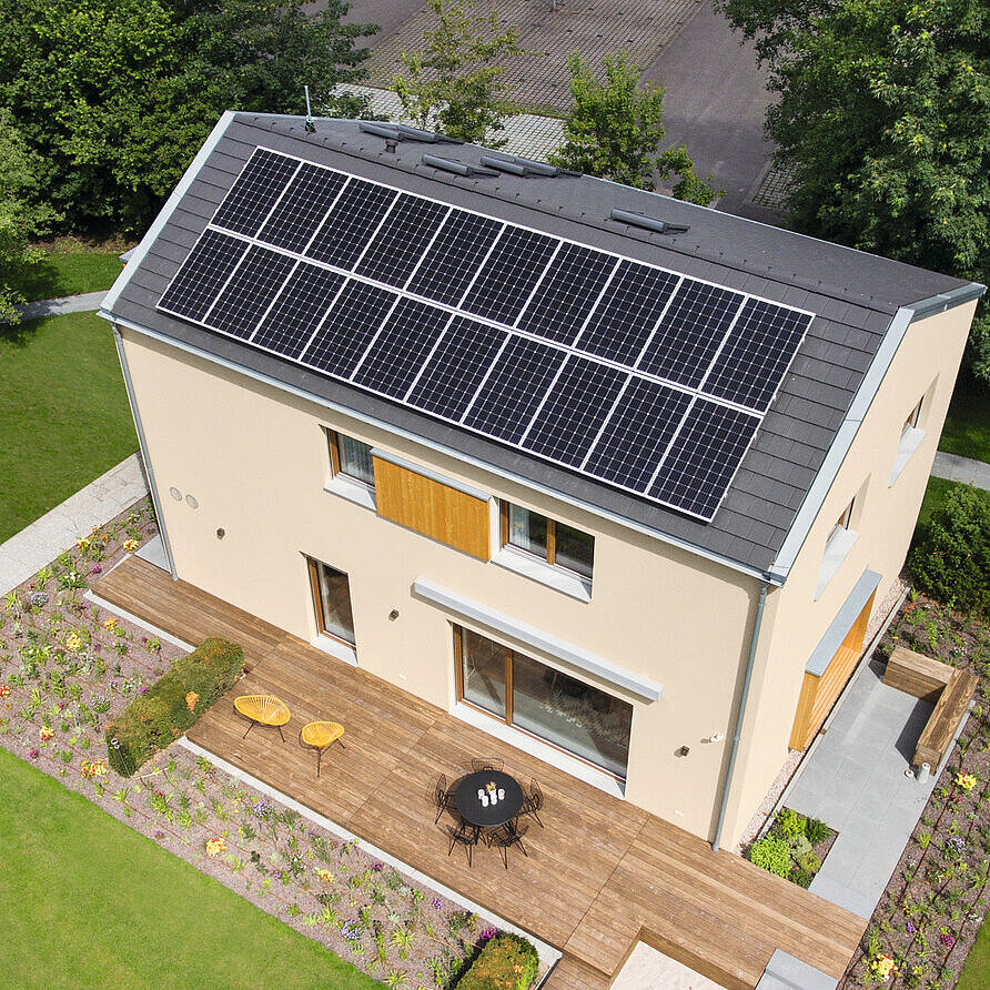 Haus sunshine mit Photovoltaik-Anlage Luftaufnahme im Erlenpark