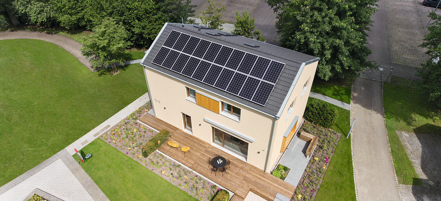 Haus sunshine mit Photovoltaik-Anlage Luftaufnahme im Erlenpark