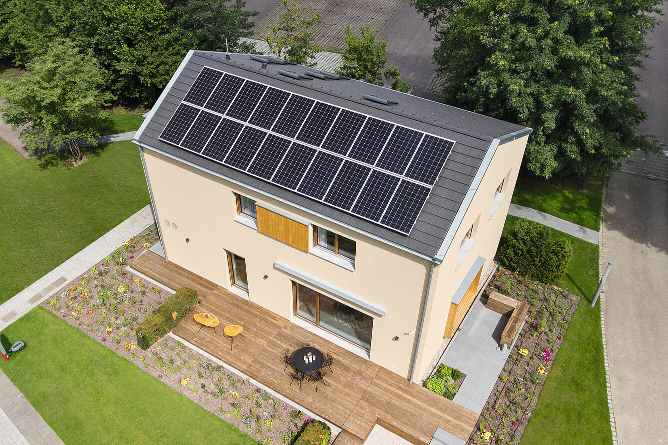 Haus sunshine mit Photovoltaik-Anlage Luftaufnahme im Erlenpark Haus sunshine mit Photovoltaik-Anlage Luftaufnahme im Erlenpark