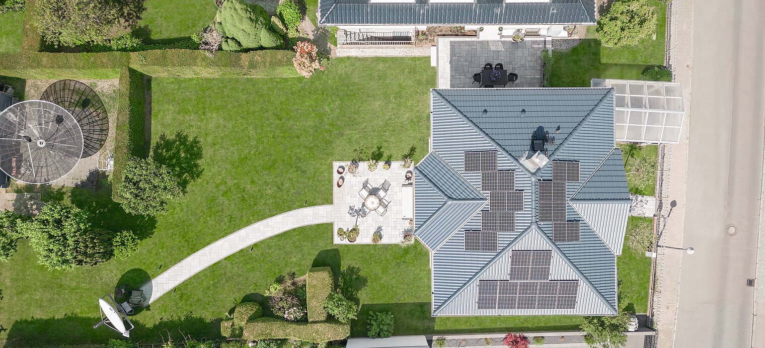 Walmdach mit PV-Elementen