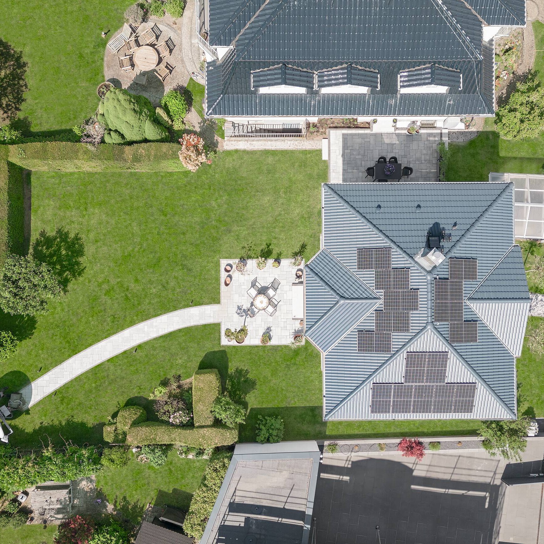 Blick von oben Walmdach mit PV-Elementen