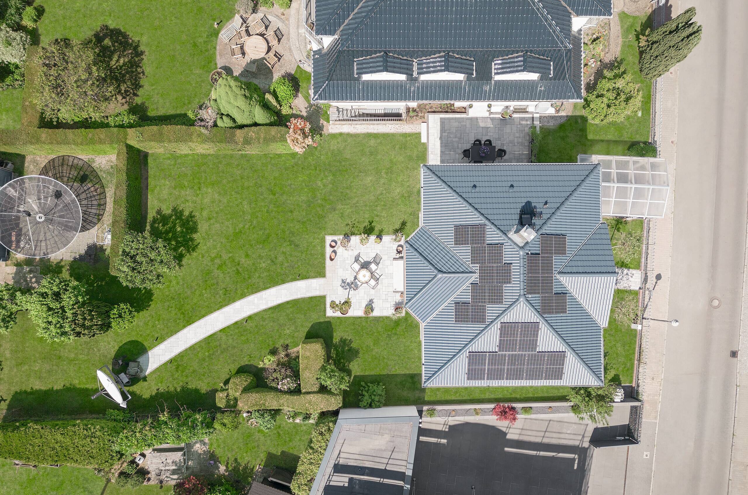 Blick von oben Walmdach mit PV-Elementen