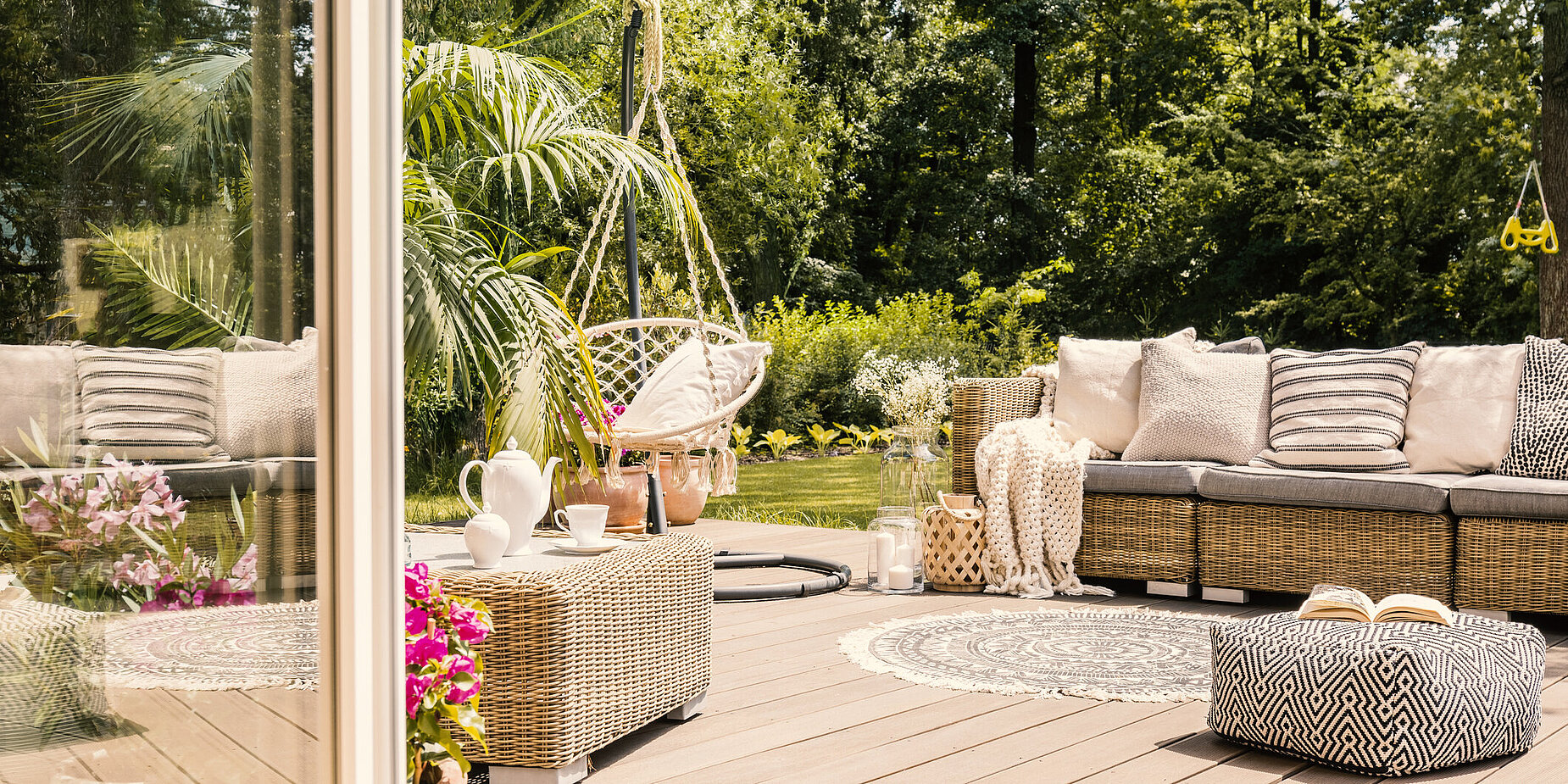 Terrasse mit mediterraner Lounge und Palme