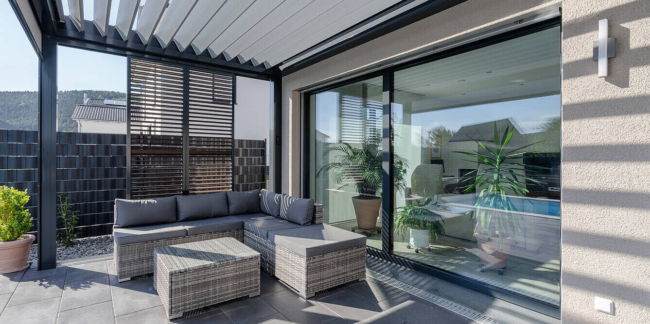 Terrasse mit Sonnenschutz von Orangenhaus Outdoor 