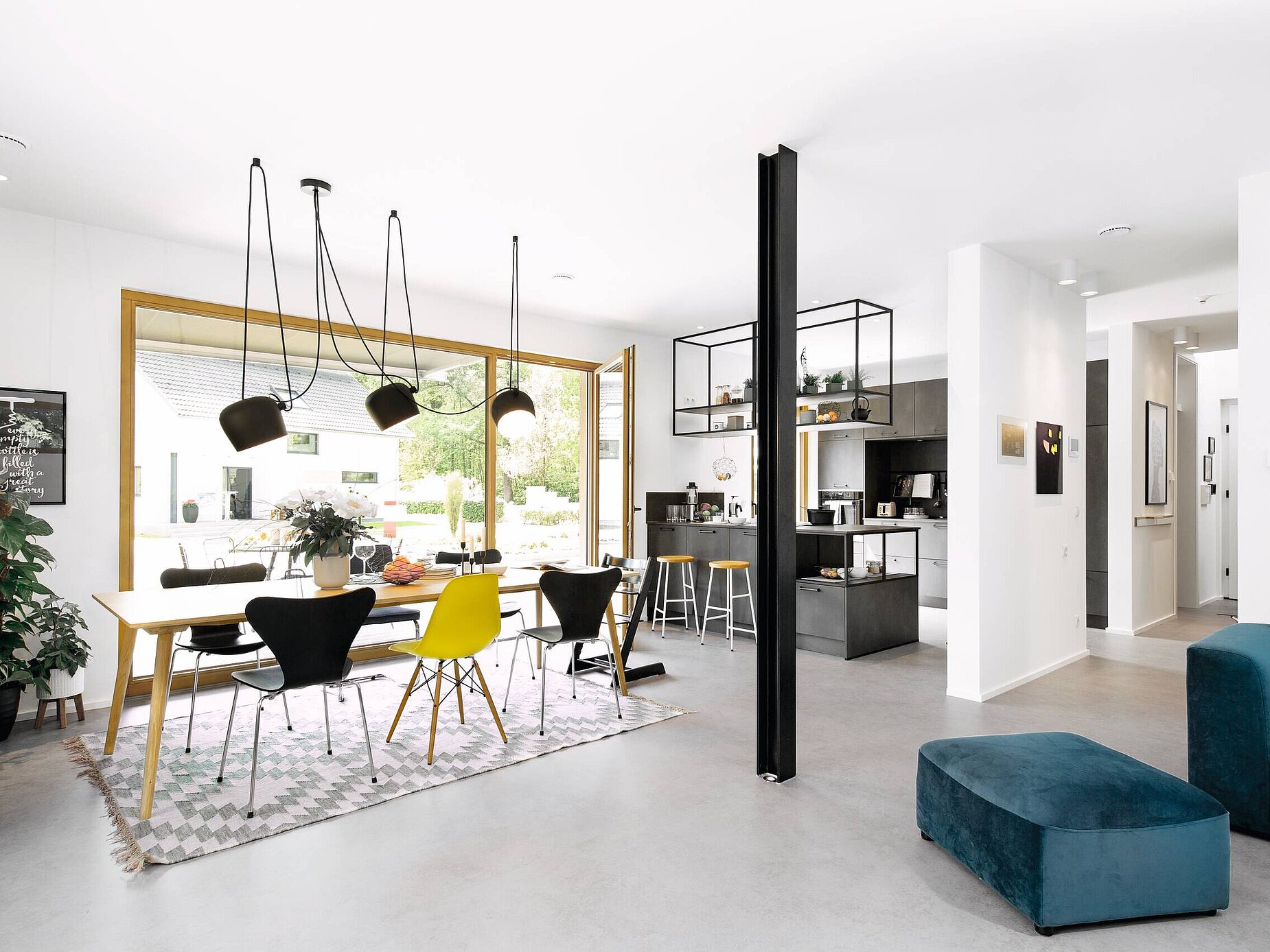 Esszimmer mit großen Fenstertüren
