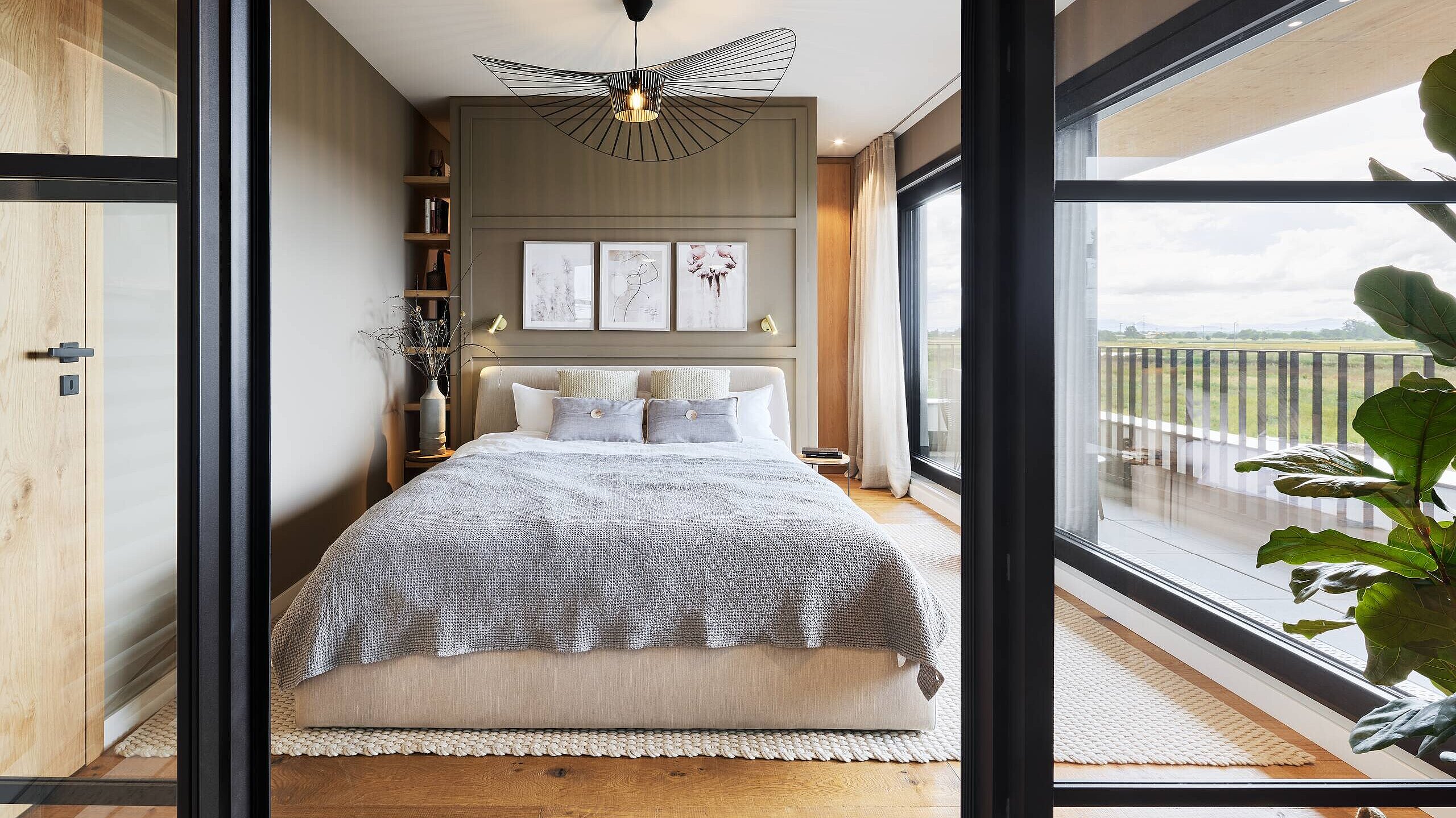 Schlafzimmer mit angrenzendem Bad Gemütliches Schlafzimmer mit Loggia
