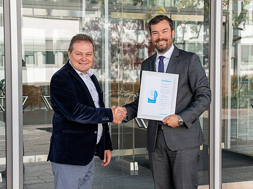 Christian Lir überreicht das Bonitätszertifikat Stephan Jager von WeberHaus