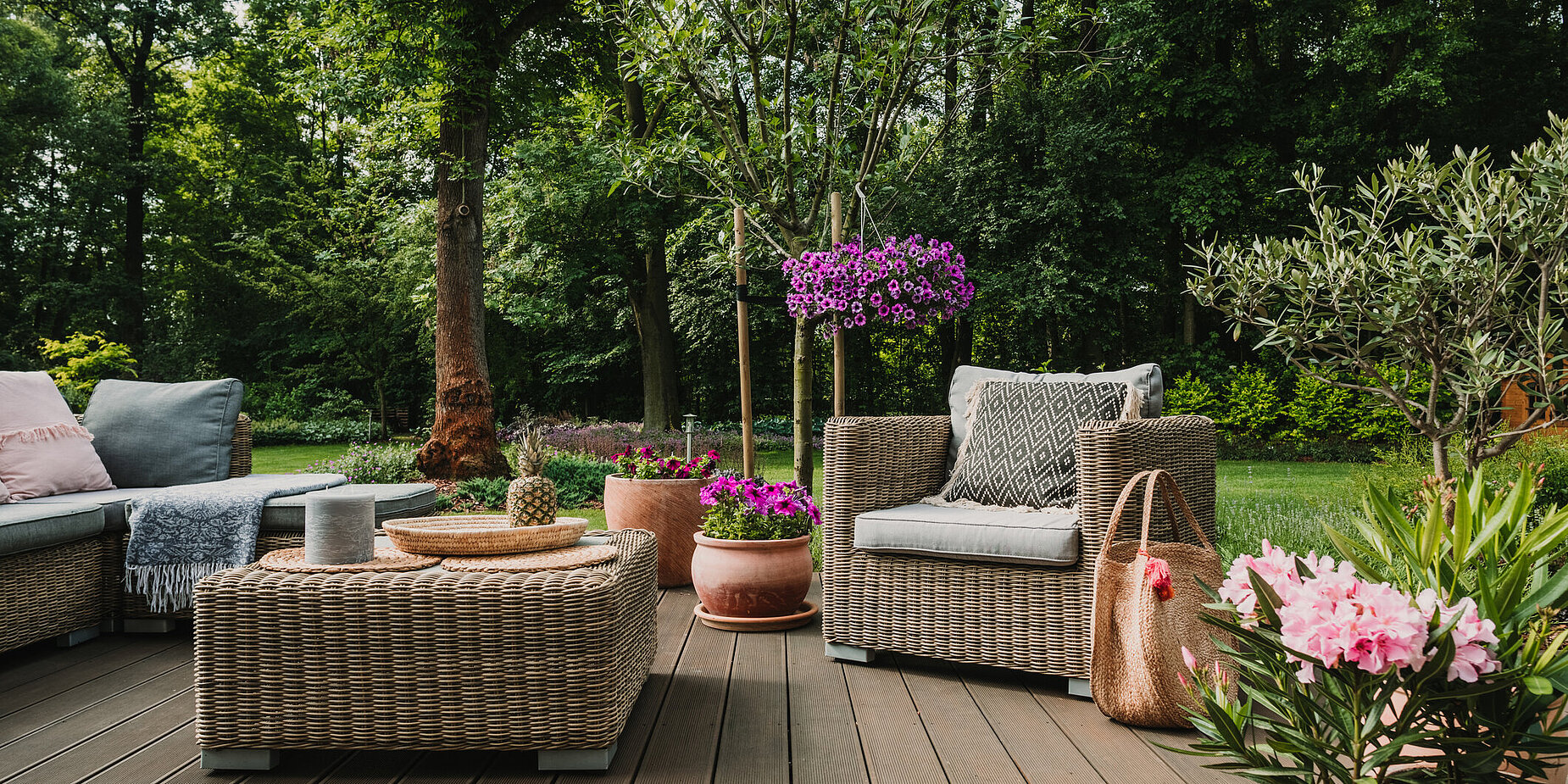 Terrasse mit blühenden Bougainvilleen und Oleander