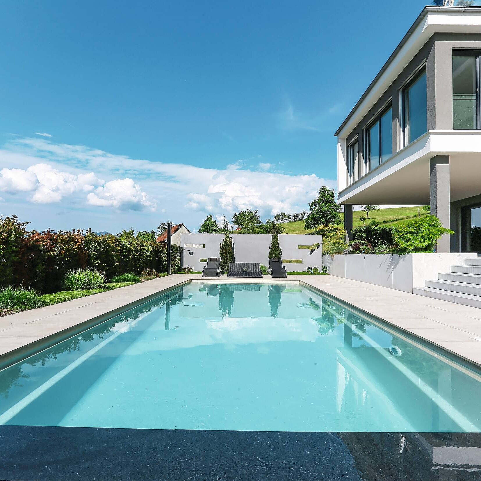 Modernes Flachdachhaus mit Pool