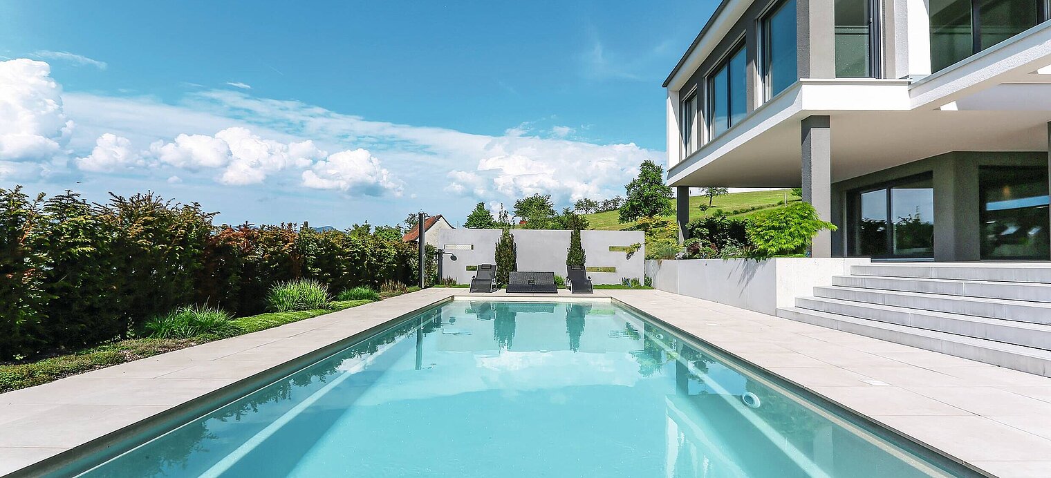 Modernes Flachdachhaus mit Pool
