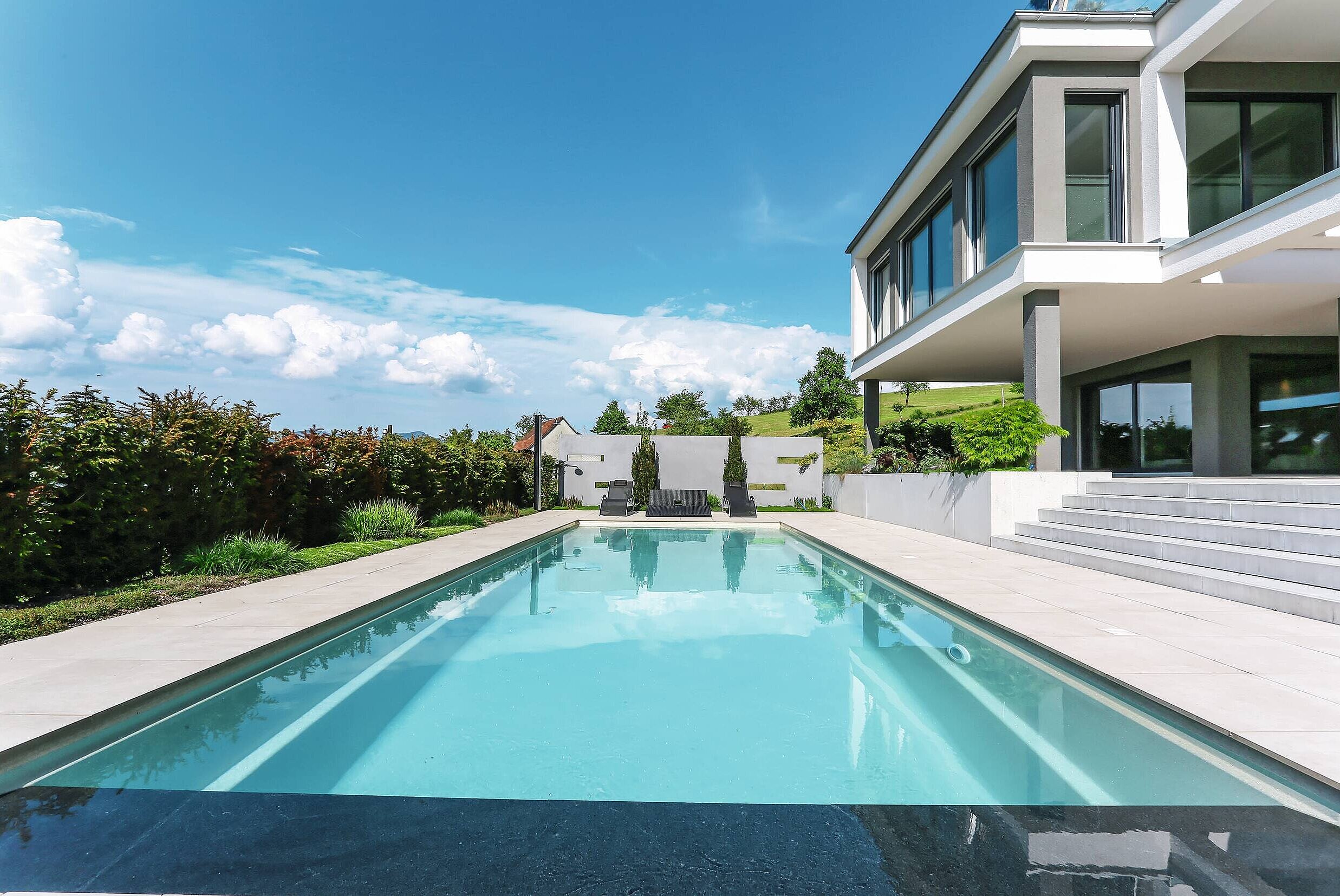Modernes Flachdachhaus mit Pool