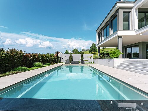 Modernes Flachdachhaus mit Pool