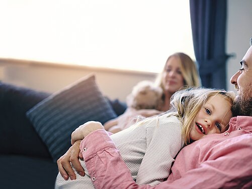 Familie auf der Couch, Vater, Mutter mit Kinder,