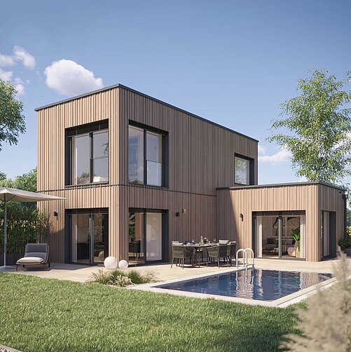 Ein modernes zweigeschossiges Holzhaus mit großen Fenstern. Vor dem Haus befindet sich ein Garten mit einem pool und einer Terrasse, auf der ein Esstisch steht. Umgeben von Bäumen und grüner Landschaft strahlt die Szene Ruhe und Gemütlichkeit aus.