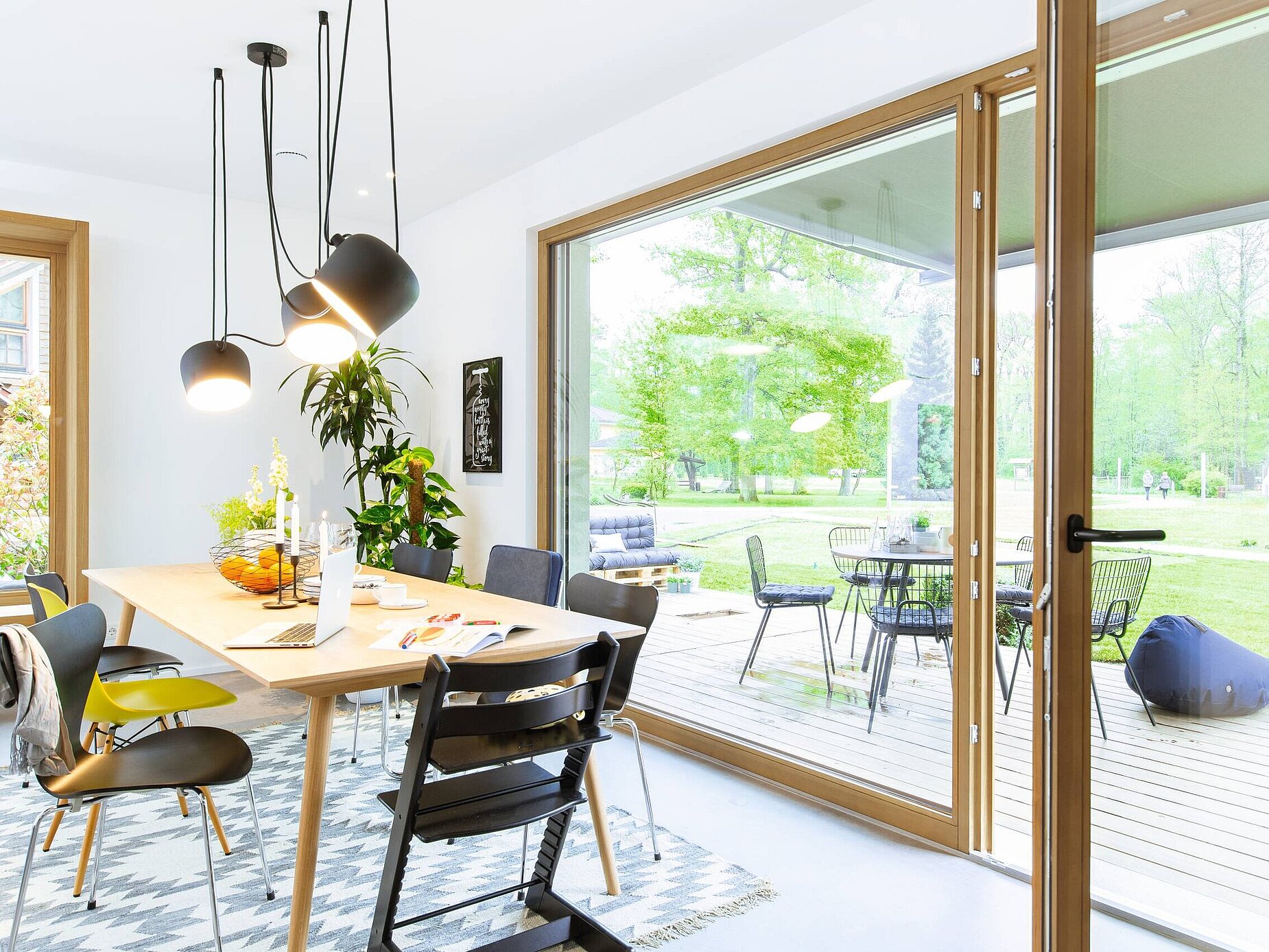 Esszimmer mit großen Fenstertüren