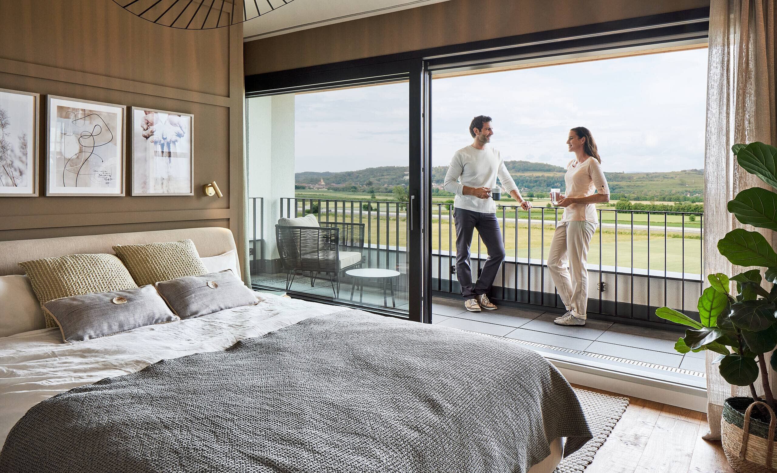 Schlafzimmer mit Hebe-Schiebetür zur Loggia