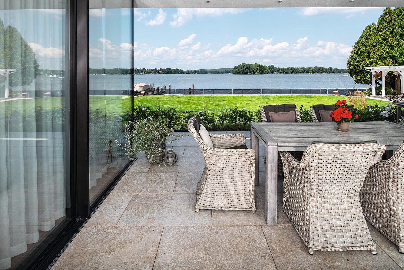 Überdachte Terrasse mit Gartenmöbeln