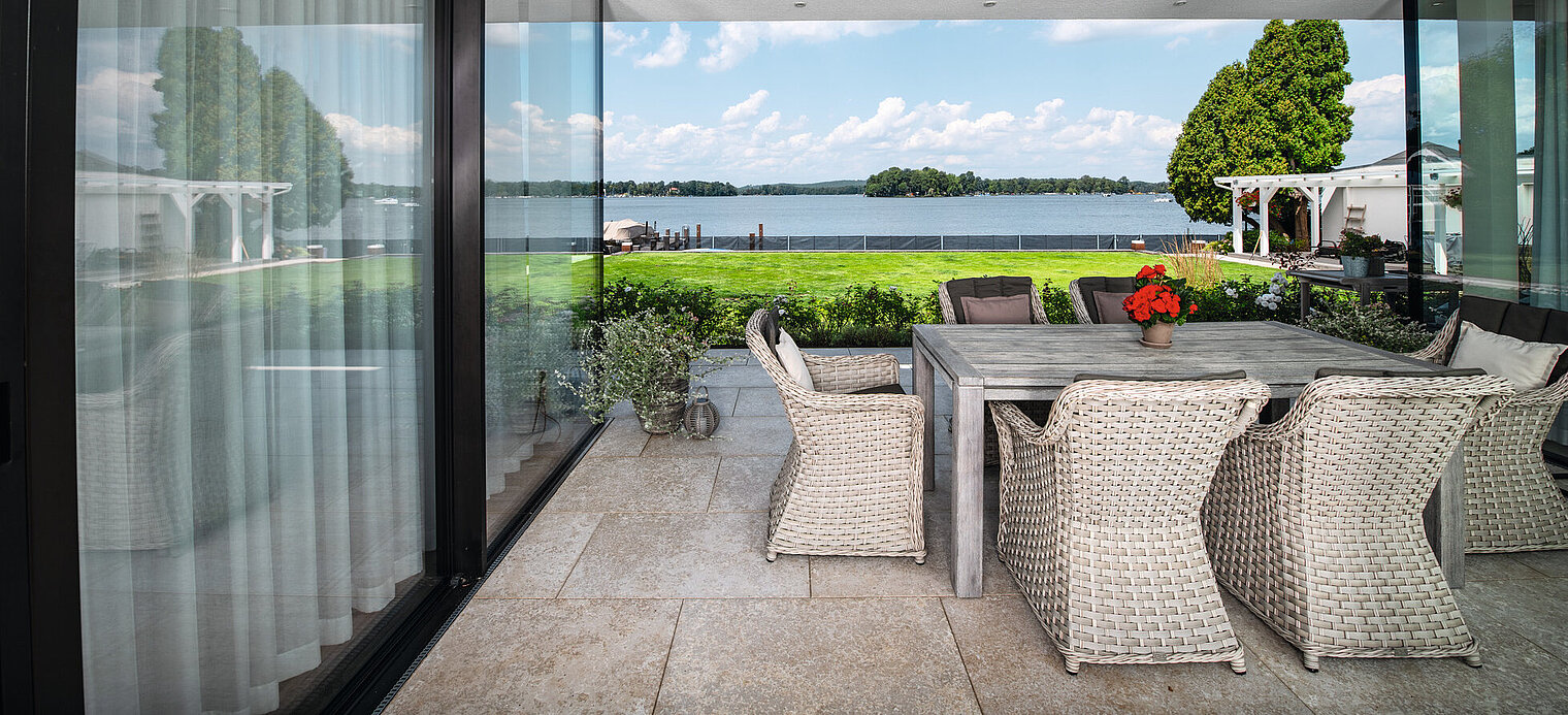 Überdachte Terrasse mit Gartenmöbeln