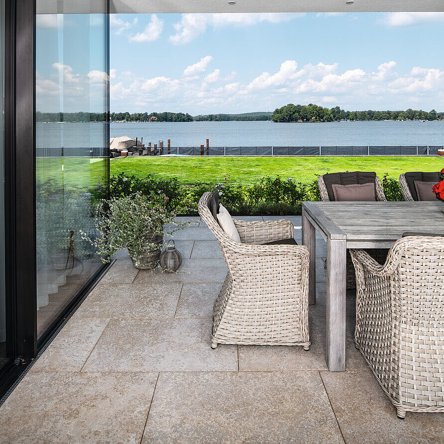 Überdachte Terrasse mit Gartenmöbeln