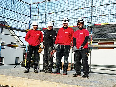 WeberHaus Monteure beim Hausaufbau auf der Baustelle 