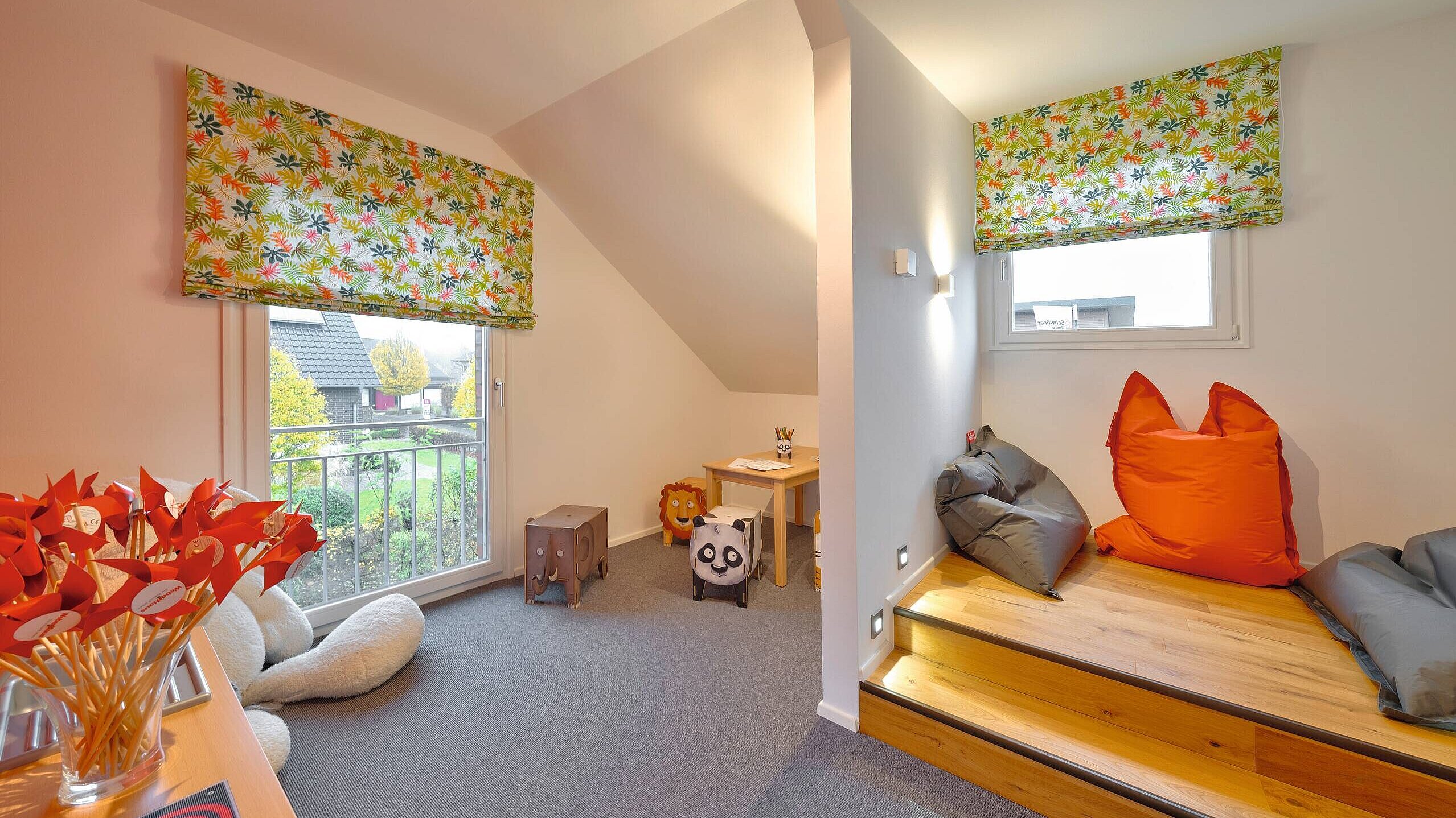 großzügiges Kinderzimmer mit genügend Platz zum Spielen Kinderzimmer